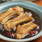 Thai green Chicken in curry sauce: perfect combination of strong coconut fragrance and hot curry